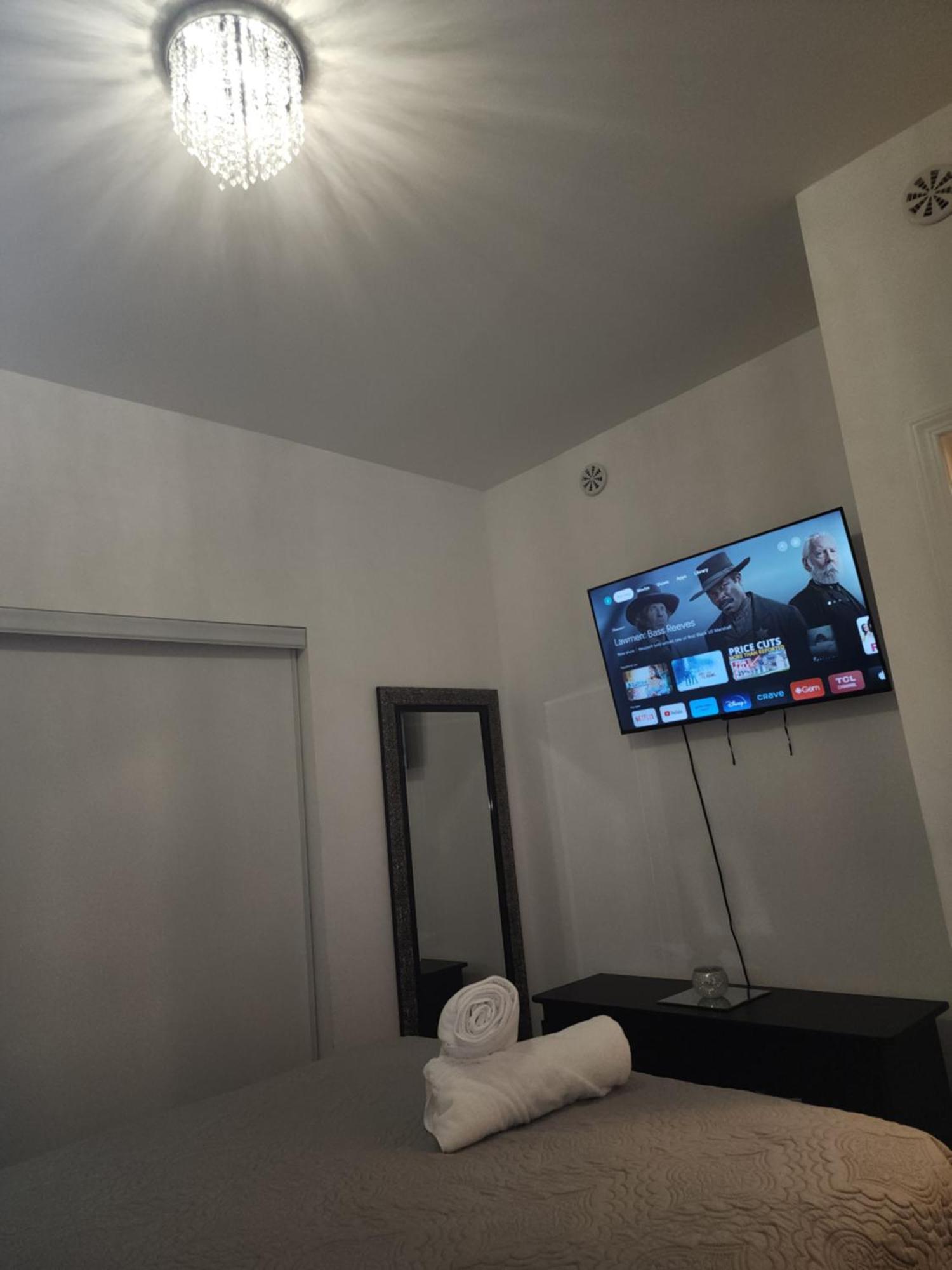 Apartament Beautiful Townhouse Near Yorkdale Mall, Wilson Subway Toronto Zewnętrze zdjęcie